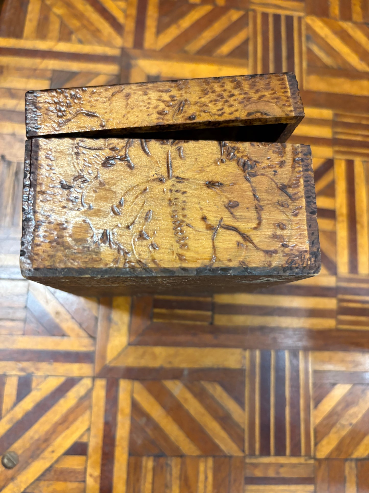 Antique Flemish Pyrography Box (FREE SHIPPING)
