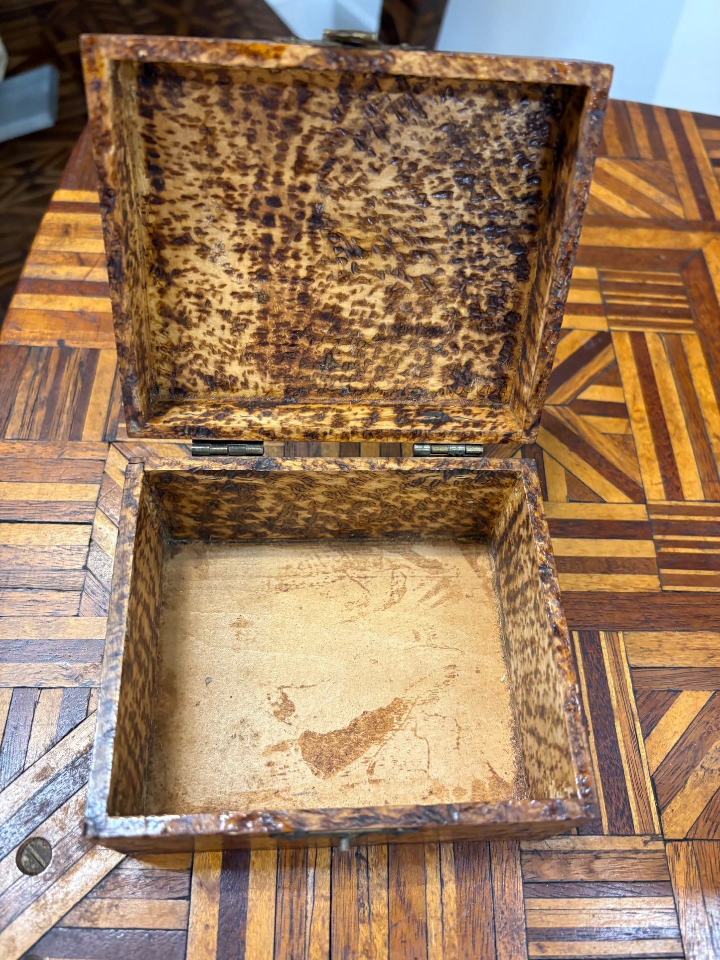 Antique Flemish Pyrography Box (FREE SHIPPING)